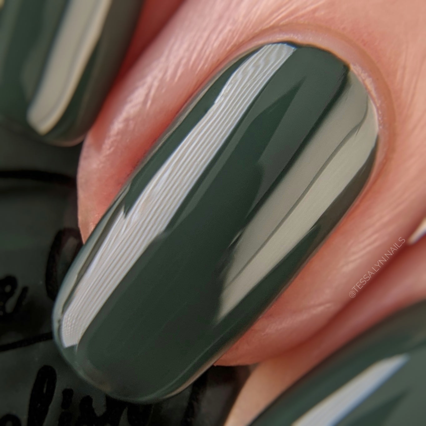 Lantern | greyed green cream