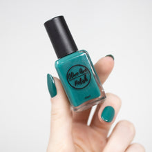 Load image into Gallery viewer, Emerald green nail polish swatch on pale skin tone